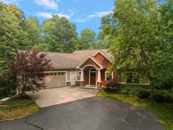 2066 Meek Dr NE, Belmont, MI 49306