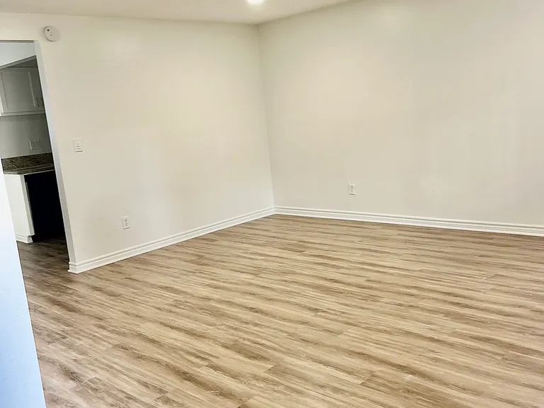 1 bedroom/1 bath - entry, living room