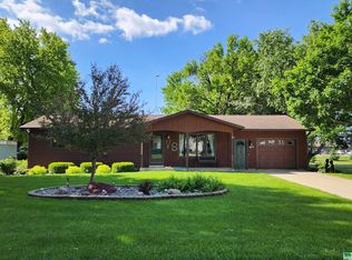 610 Railroad St, Hull, IA 51239