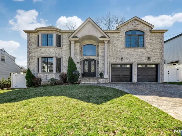 160 Lawrence Dr, Paramus, NJ 07652