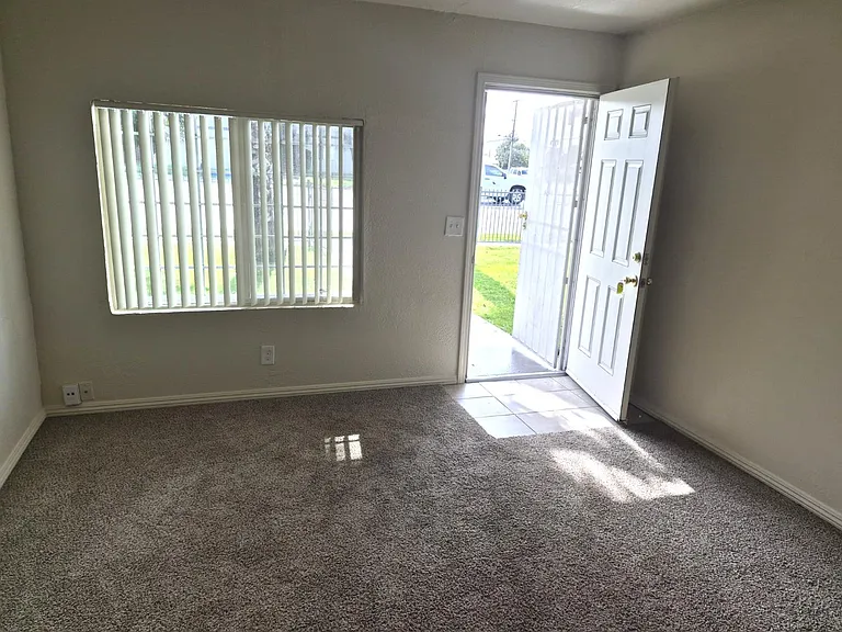 2040 W Shields Ave — Photo 2