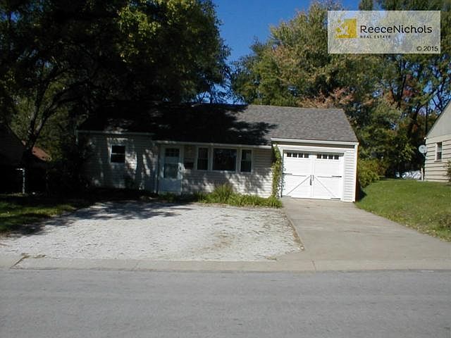 House has vinyl siding and 3 year old roof