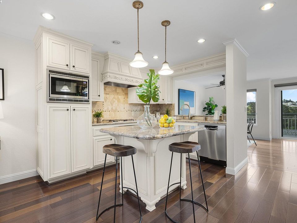 1st image of 25099 Oakridge Ct