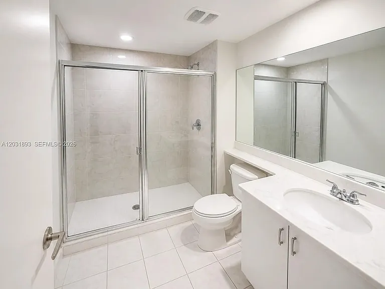 18800 NE 29th Ave #405 — Photo 9