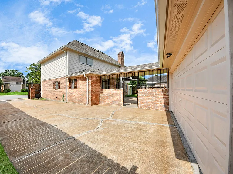 11411 Briar Forest Dr — Photo 6