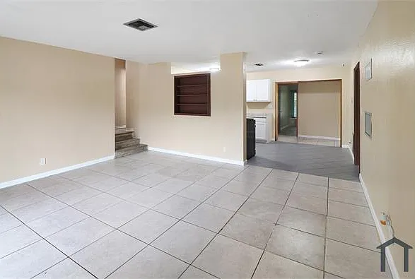 6 bed, $4,887 — Photo 2