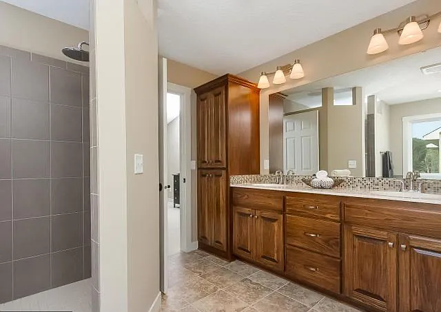 Custom Cabinets / Linen Closet Master Bath