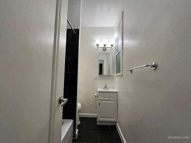 2360 Van Ness Ave #10 — Photo 4