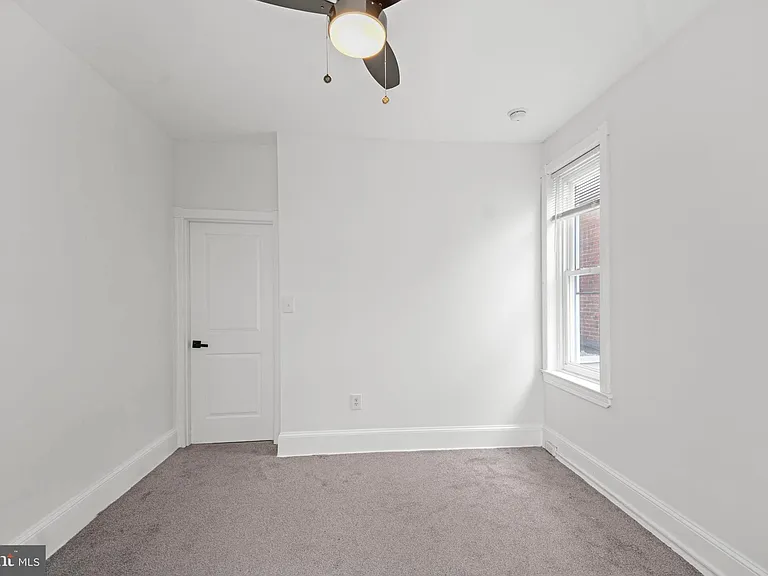 5527 Catharine St — Photo 16