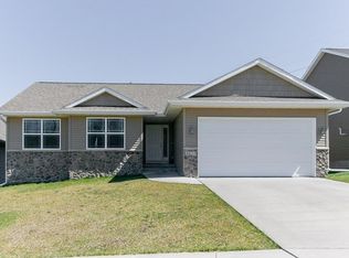 2011 29th St NW, Cedar Rapids, IA 52405