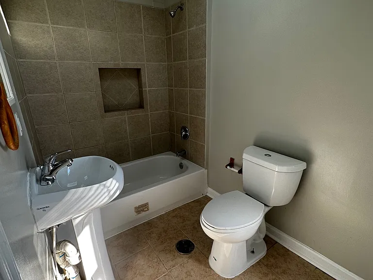 1131 W Cross St #3 — Photo 4