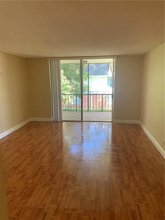 1 bed, 1.5 bath, 800 sqft, $1,500 — Photo 1