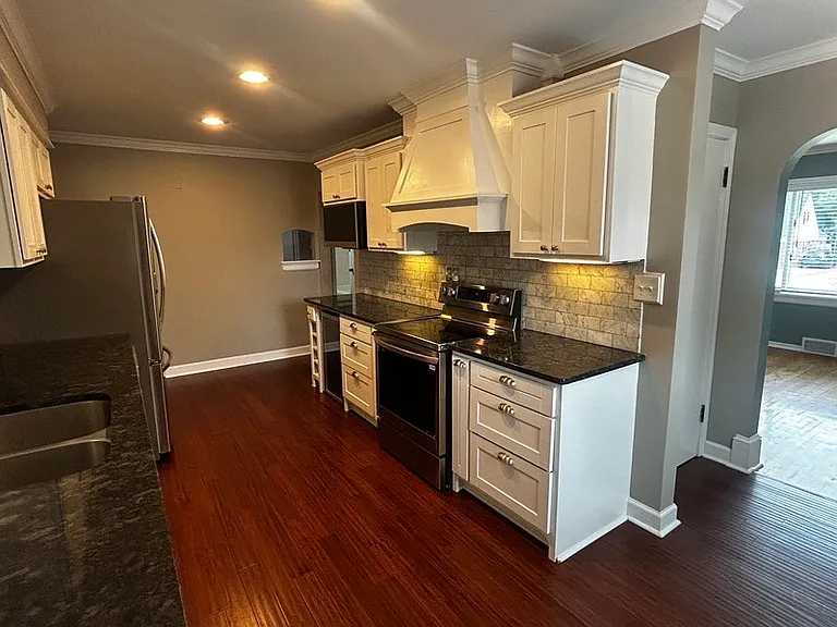 2421 Clarendon Ave — Photo 7
