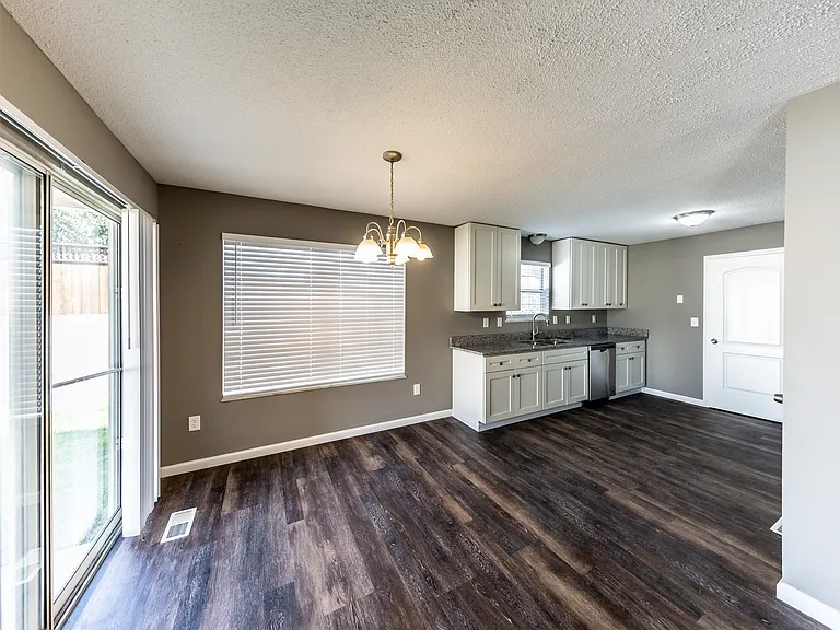 1113 S Walnut St — Photo 8