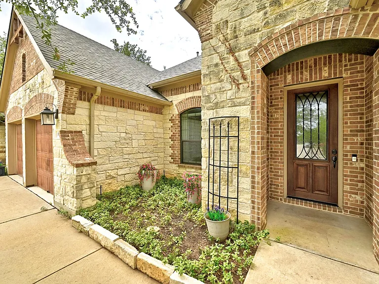 1611 Rimstone Dr — Photo 2