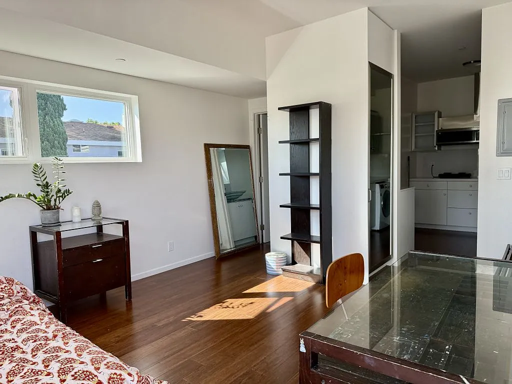 3 bed, 1.0 bath, 1092 sqft, $2,100 — Photo 1