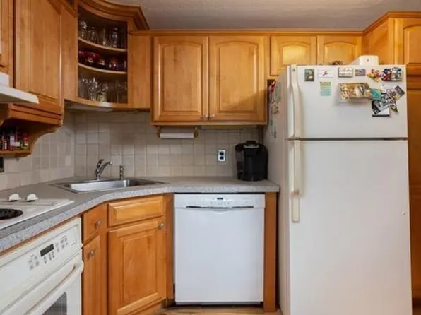 8 Hallmark Gdns, Burlington, MA