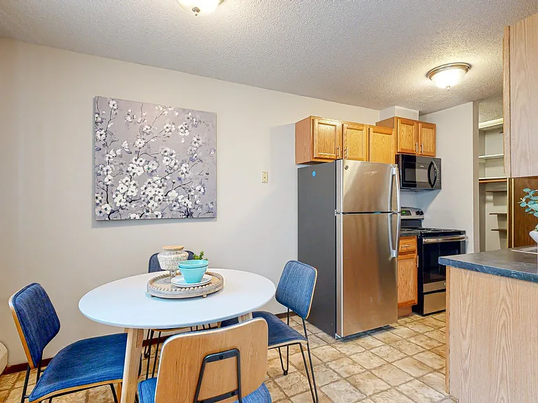 624 Huron Apartments — Photo 8