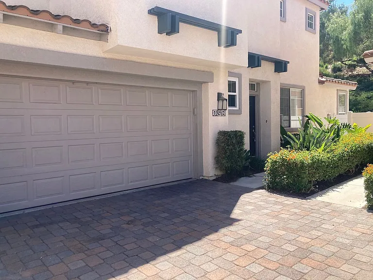 162 Las Flores — Photo 2