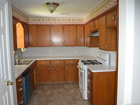 2nd image of 604 W McArthur St