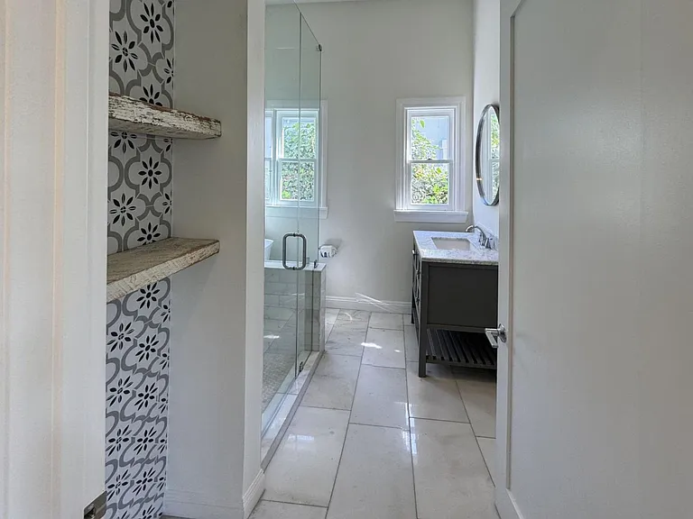 1043 S Plymouth Blvd — Photo 13