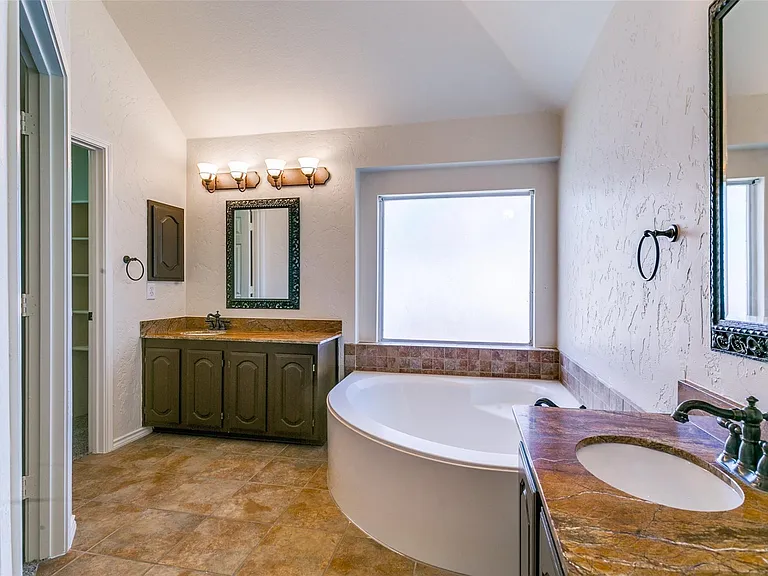 1649 Bennington Dr — Photo 12