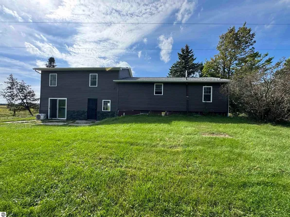 930 Reed Rd, Sterling, MI 48659