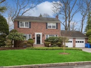 4 Bradford Ct, Tenafly, NJ 07670