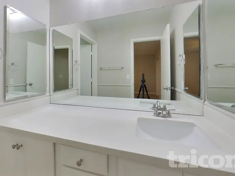 15204 N El Frio Ct — Photo 10