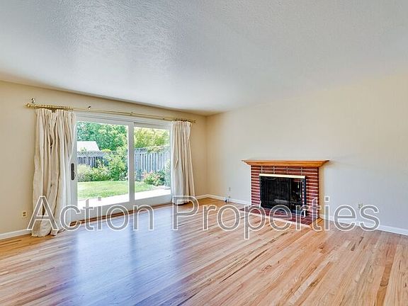 4th image of 834 Orange Ave