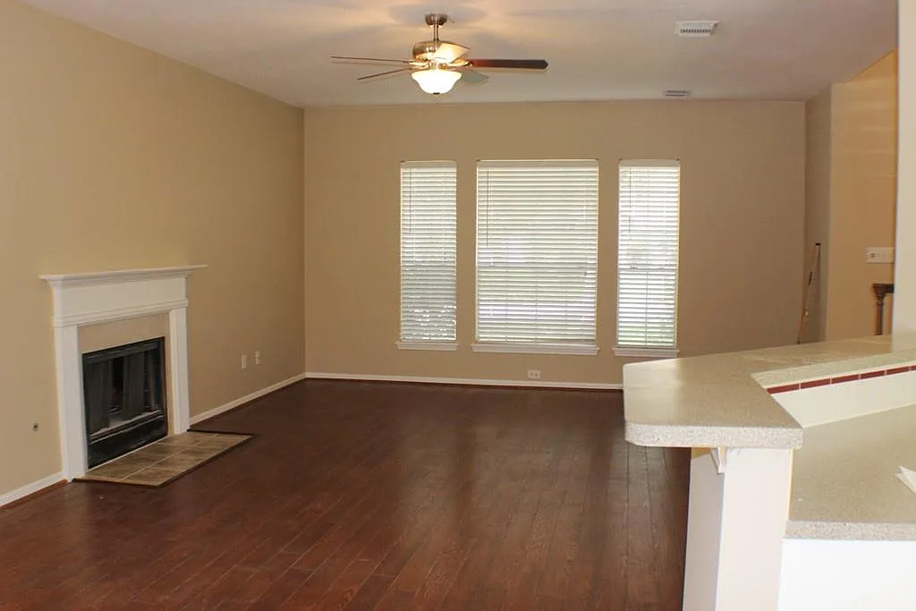 3 bed, 2.5 bath, 2358 sqft, $2,400 — Photo 2