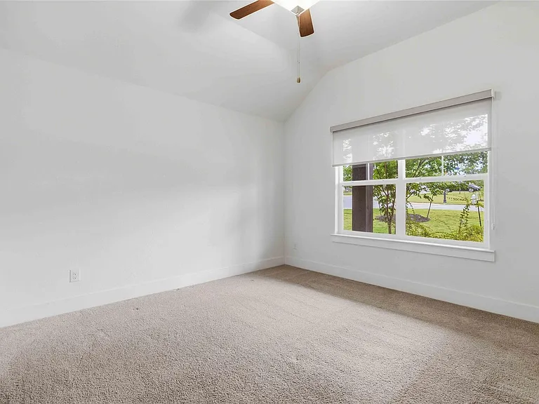 401 Sitlington Ln — Photo 17
