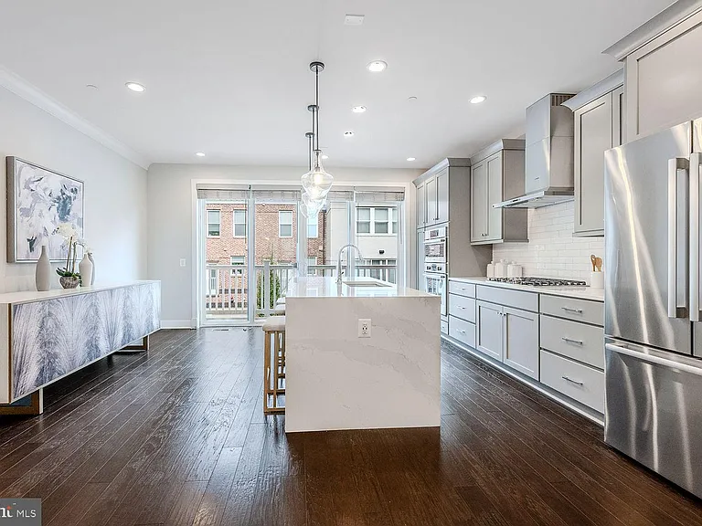 10326 Grosvenor Pl — Photo 6