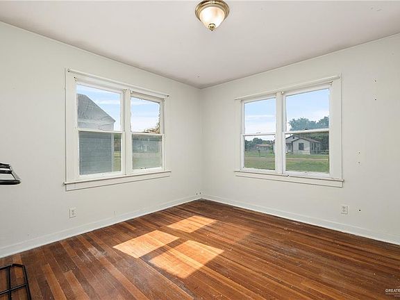 4th image of 903 W Cano St