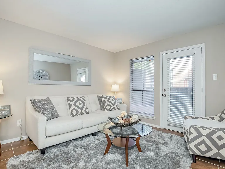 Del Lago Apartments — Photo 18