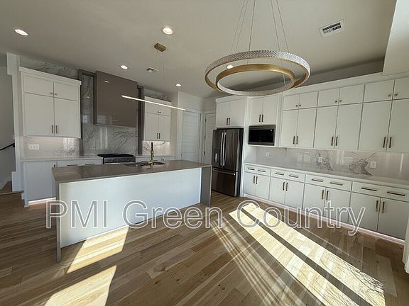 5th image of 134 E Elgin St