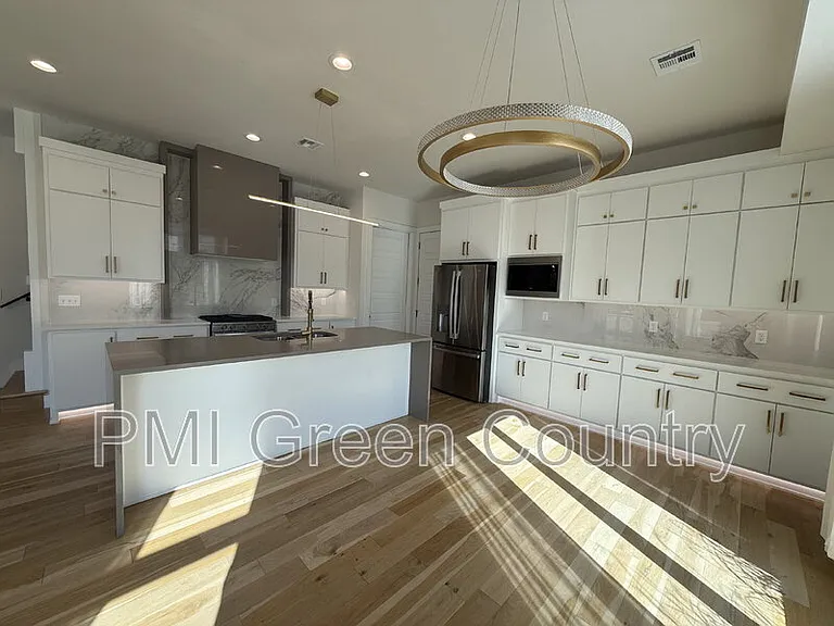 134 E Elgin St — Photo 5