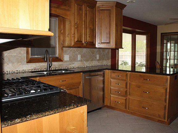 3rd image of 2501 Canterbury Dr