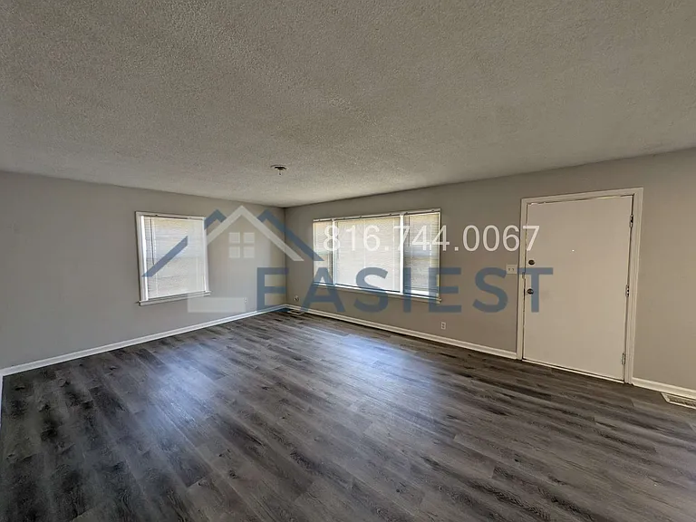2405 E 58th St — Photo 4