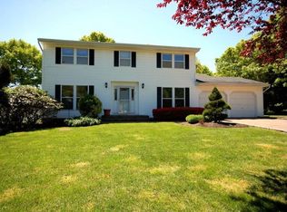 32 Brandon Crest Ct, Hauppauge, NY 11749