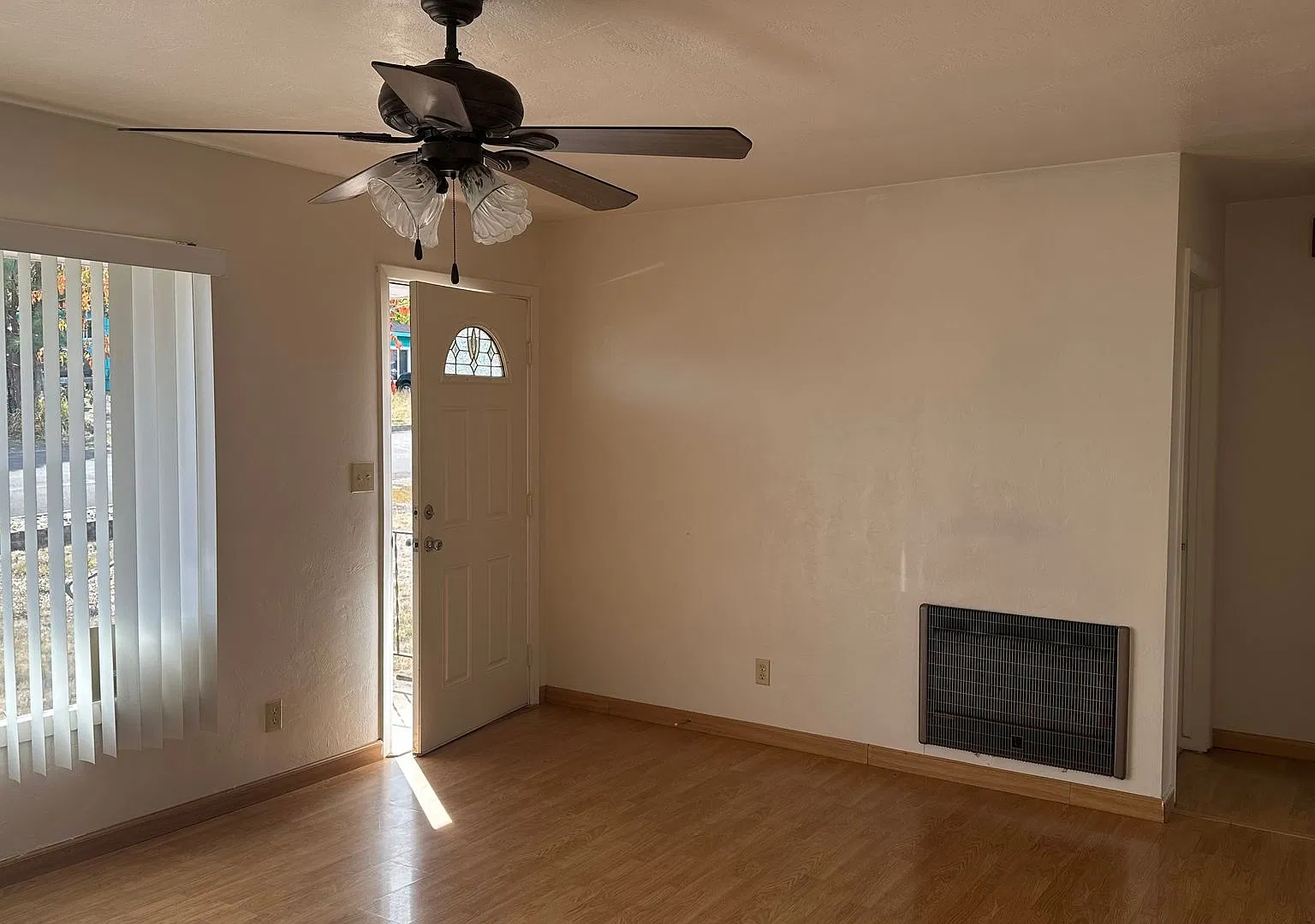 2 Bedroom 1 Bath House in Green — Photo 2