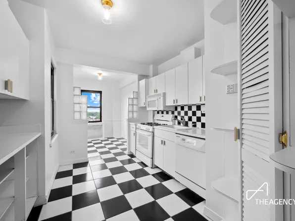 303 Beverly Road image 5 of 9