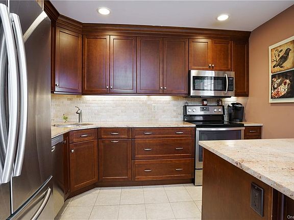 3rd image of 27 Somerset Dr APT 13L