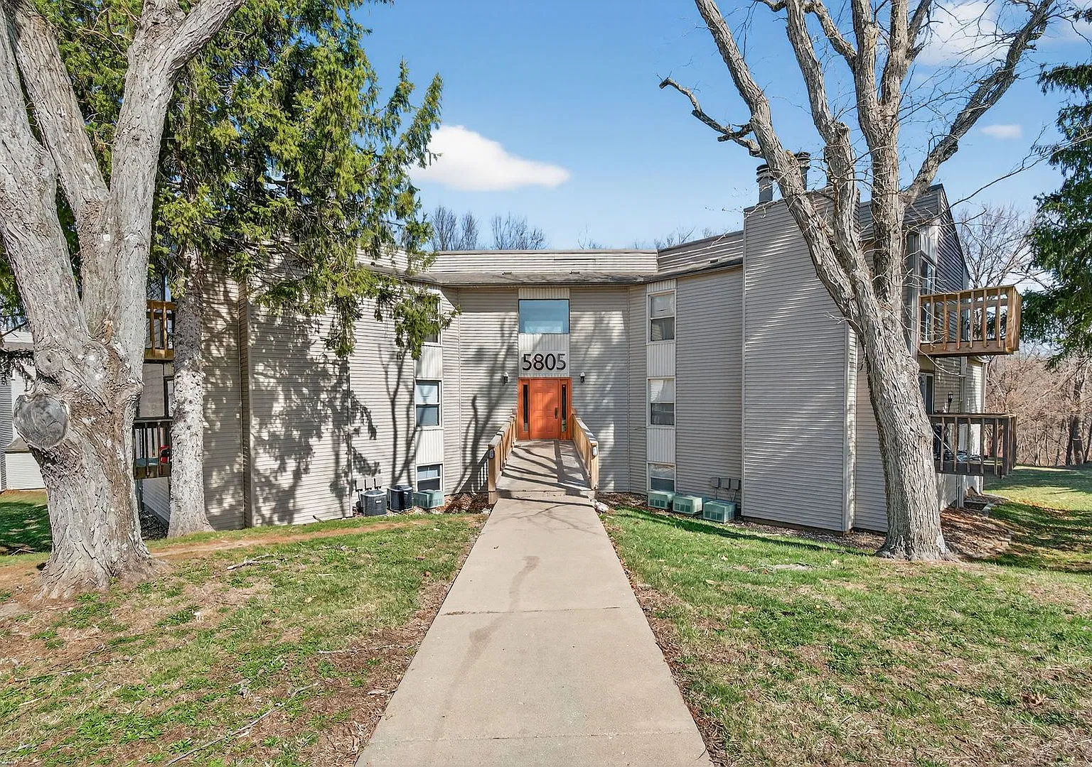 Woodhue Apartments — Photo 2