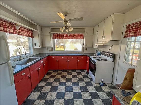 5th image of 703 E 7th St