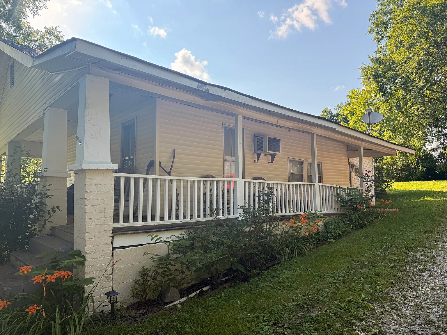 92 Hargraves Ave — Photo 1