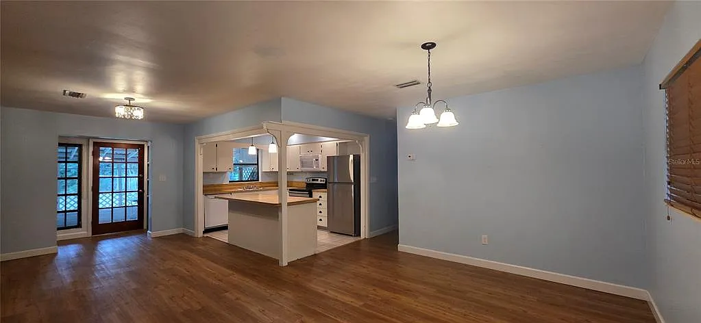 2 bed, 1.0 bath, 1196 sqft, $1,800 — Photo 2