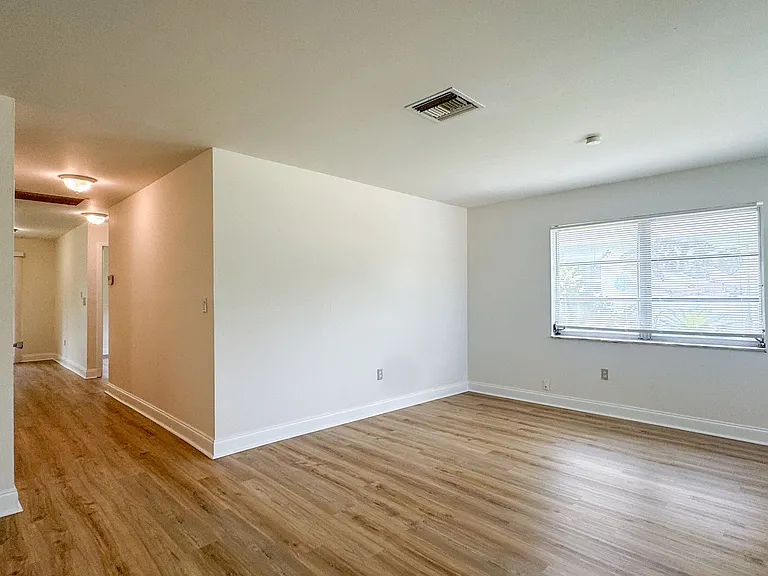914 San Remo Ave — Photo 4