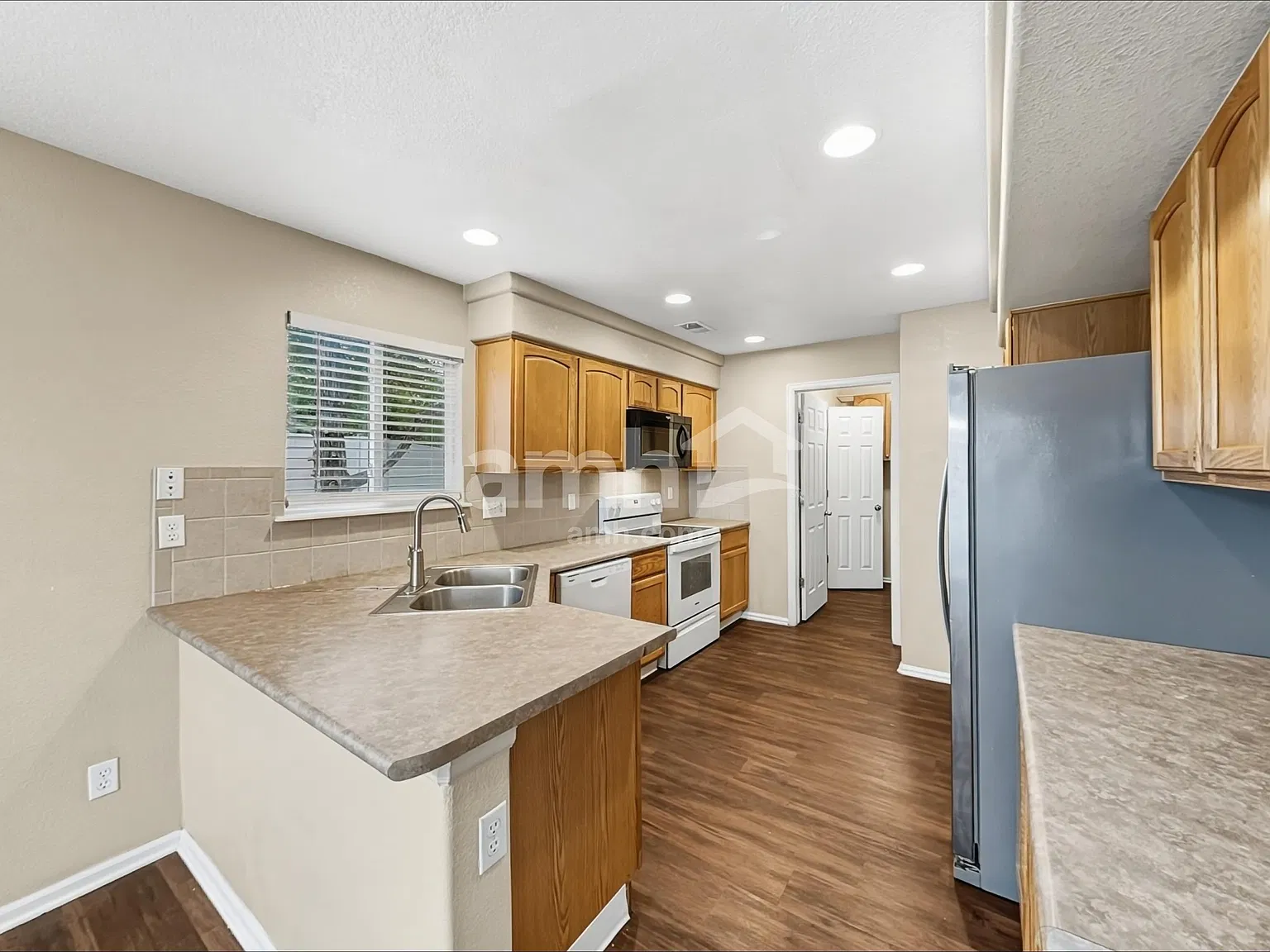 3 bed, 2.5 bath, 1845 sqft, $2,815 — Photo 3