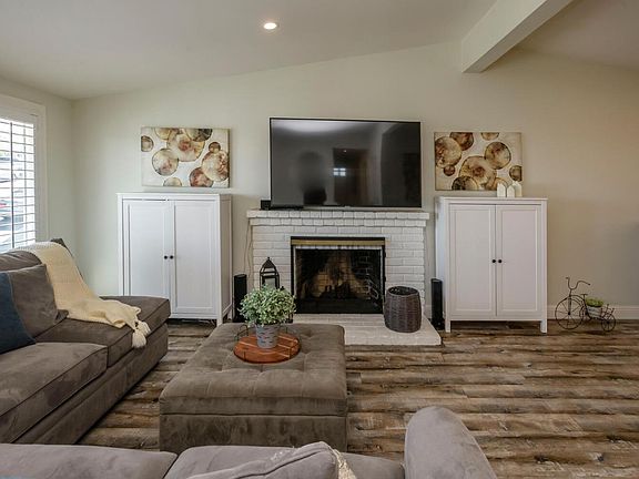 3rd image of 3140 Crestmoor Dr